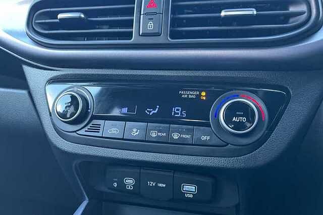 Hyundai i10 1.2 Premium Hatchback 5dr Petrol Auto Euro 6 (s/s) (79 ps)